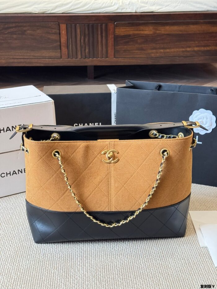 Chanel 25A Haute Couture Workshop Bucket Bag Quadri-Pattern Colour-Blocking Bag-On-Bag Accessory Pearl Heart Charm Detachable - Image 1