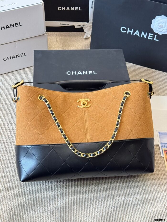 Chanel 25A Haute Couture Workshop Bucket Bag Quadri-Pattern Colour-Blocking Bag-On-Bag Accessory Pearl Heart Charm Detachable - Image 2