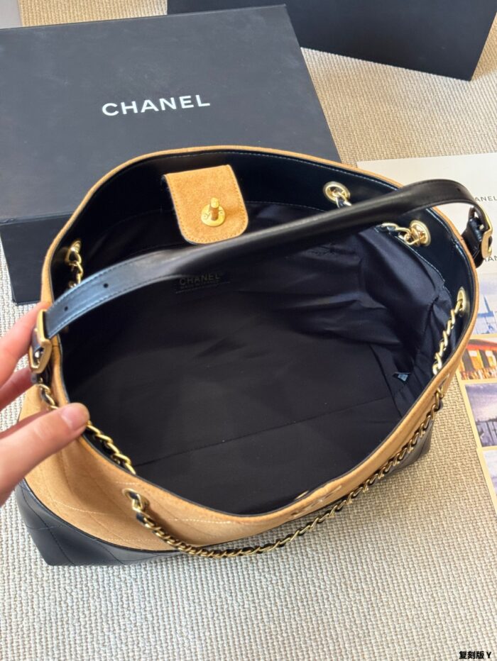 Chanel 25A Haute Couture Workshop Bucket Bag Quadri-Pattern Colour-Blocking Bag-On-Bag Accessory Pearl Heart Charm Detachable - Image 9