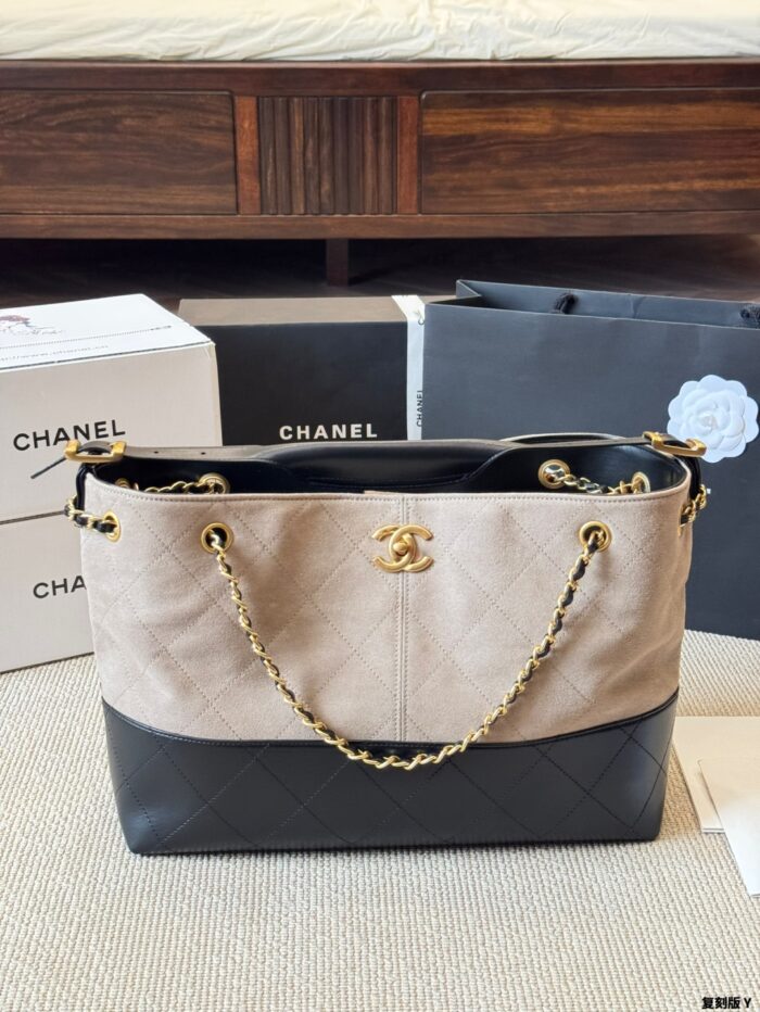 Chanel 25A Haute Couture Workshop Bucket Bag Quadri-Pattern Colour-Blocking Bag-On-Bag Accessory Pearl Heart Charm Detachable - Image 11