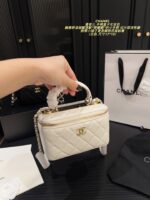 Chanel Box-Shaped Makeup Case With Plump Handle And Mirror - Exquisite, Versatile And Timeless - Image 4