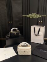 Chanel Box-Shaped Makeup Case With Plump Handle And Mirror - Exquisite, Versatile And Timeless - Image 15