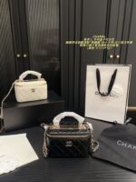 Chanel Box-Shaped Makeup Case With Plump Handle And Mirror - Exquisite, Versatile And Timeless - Image 17