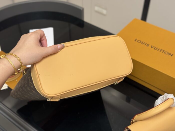 Louis Vuitton Backpack Unisex, Versatile, Iconic Masterpiece - Image 9
