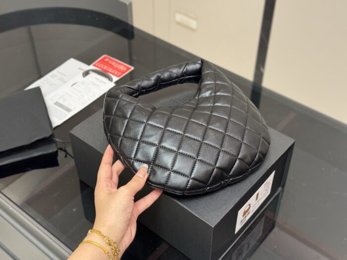 Yves Saint Laurent Calypso Hobo Emotional Black Gold Vintage Crescent Bag Matte Calf Leather French-Inspired Elegance Lightweight And Unique - Image 7