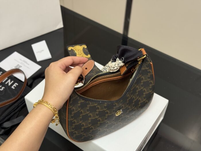Celine Ava Underarm Bag Carried By Hand For Powerful Presence Highly Practical Luxurious Feel - Image 4