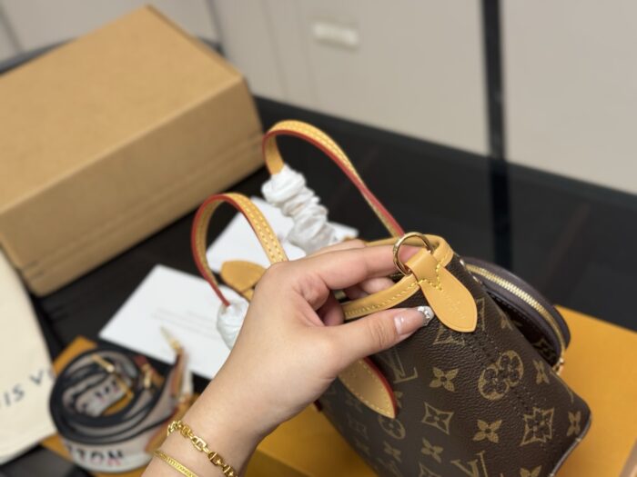 Louis Vuitton Mini Tote Bag Replica High Quality Includes Long Shoulder Strap Coin Purse - Image 7
