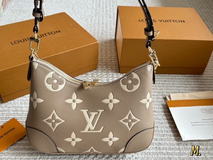 Louis Vuitton Vintage Horn Bag Vintage Classic Shoulder Bag With Shoulder Strap And Chain Versatile For Both Shoulder And Crossbody Carry - Image 5