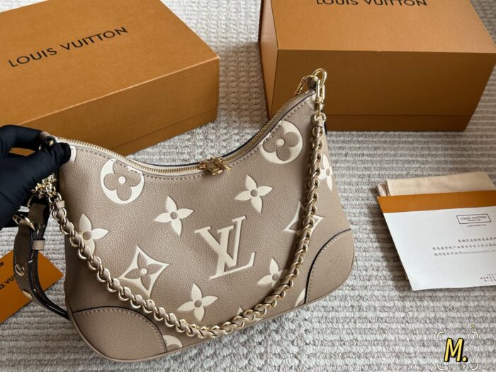 Louis Vuitton Vintage Horn Bag Vintage Classic Shoulder Bag With Shoulder Strap And Chain Versatile For Both Shoulder And Crossbody Carry - Image 6