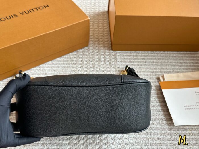 Louis Vuitton Vintage Classic Horn Bag Shoulder Strap & Chain Crossbody Bag Versatile And Stylish - Image 4