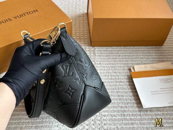 Louis Vuitton Vintage Classic Horn Bag Shoulder Strap & Chain Crossbody Bag Versatile And Stylish - Image 5