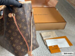 Louis Vuitton Neverfull Tote Bag - Large Capacity With Detachable Mini Bag, Striped Lining, Colour-Changing Leather, Complete With Silk Scarf Gift Box - Image 5