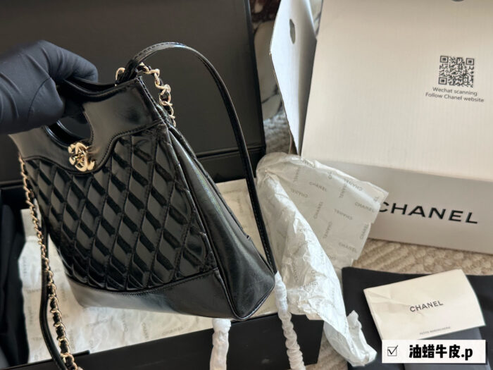 Chanel 23A 31 Bag Mini Oiled Grained Calfskin Diamond Quilted Chain Bag - Image 3