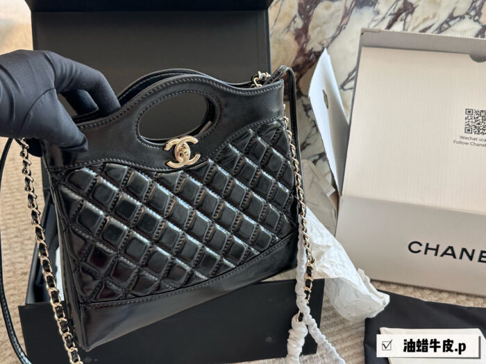 Chanel 23A 31 Bag Mini Oiled Grained Calfskin Diamond Quilted Chain Bag - Image 4