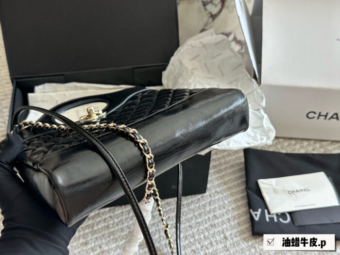 Chanel 23A 31 Bag Mini Oiled Grained Calfskin Diamond Quilted Chain Bag - Image 7