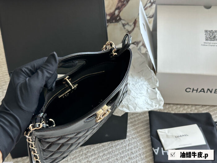 Chanel 23A 31 Bag Mini Oiled Grained Calfskin Diamond Quilted Chain Bag - Image 8