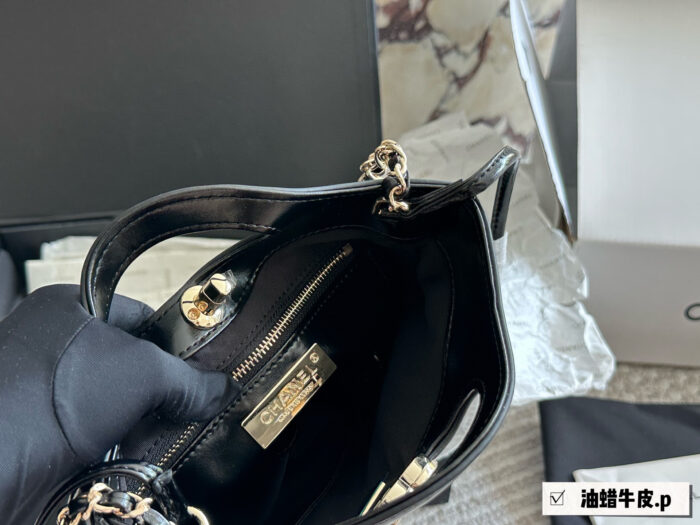 Chanel 23A 31 Bag Mini Oiled Grained Calfskin Diamond Quilted Chain Bag - Image 9