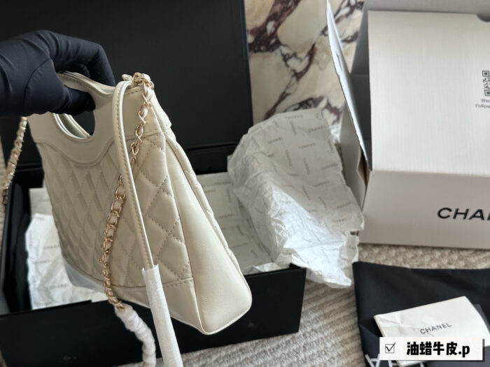 Chanel 23A 31 Bag Mini Oil-Waxed Calfskin Diamond Quilted Chain Bag Replica Edition - Image 4