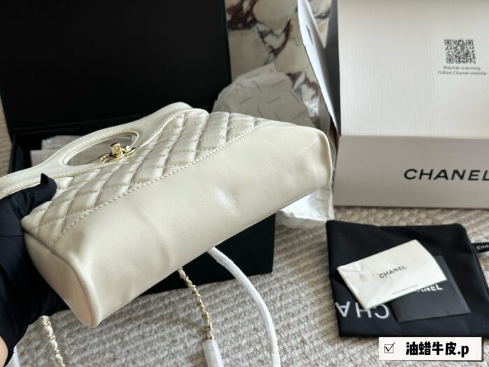 Chanel 23A 31 Bag Mini Oil-Waxed Calfskin Diamond Quilted Chain Bag Replica Edition - Image 7