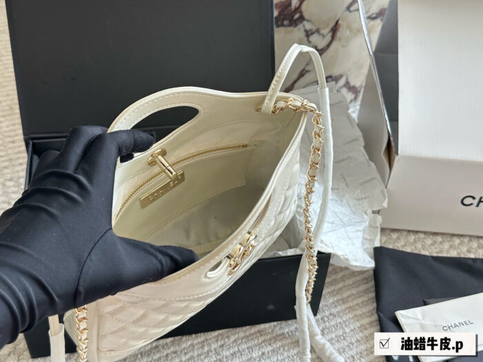 Chanel 23A 31 Bag Mini Oil-Waxed Calfskin Diamond Quilted Chain Bag Replica Edition - Image 8