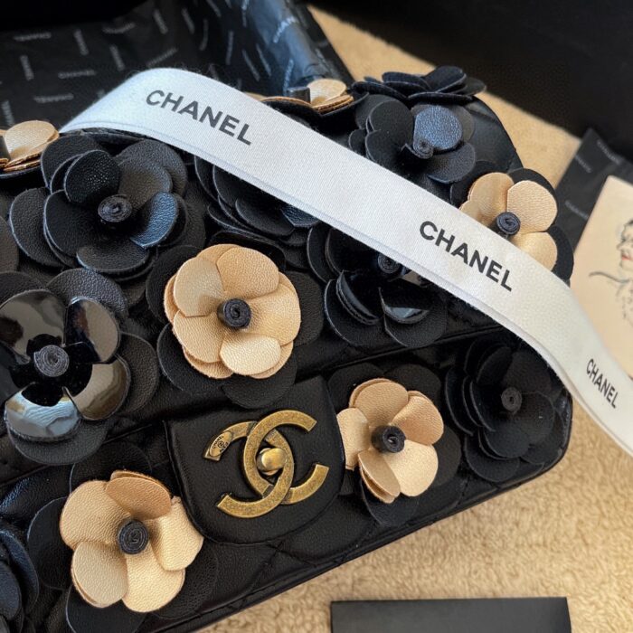 CHANEL Three-Dimensional Camellia Decorated Shoulder Bag - Image 4