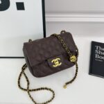 Chanel Classic Quilted Single-Shoulder Crossbody Bag - Image 6