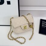 Chanel Classic Quilted Single-Shoulder Crossbody Bag - Image 5