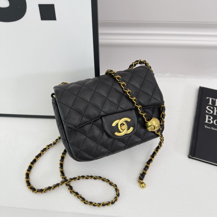 Chanel Classic Quilted Single-Shoulder Crossbody Bag - Image 4