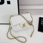 Chanel Classic Quilted Single-Shoulder Crossbody Bag - Image 3