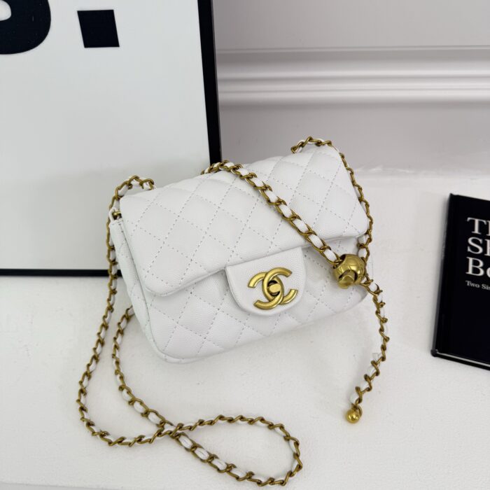 Chanel Classic Quilted Single-Shoulder Crossbody Bag - Image 3