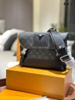 Louis Vuitton Monogram Canvas Messenger Bag